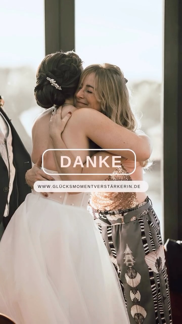 UNVERGESSEN, bleibt auch diese #freietrauung im Herbst letzten Jahres. Großartige Dienstleister waren am Start:
Fotos @liebesbilder.fotografie 💙
Video @lysium.film 💗
Planung @sandra_hansen_hochzeitsplanung 🧡
Location @marschlaenderelblounge ❣️

#freietraurednerinhamburg #traurednerin #hochzeitsrednerin 
#eventsängerin #sängerinhamburg #hochzeitssängerin