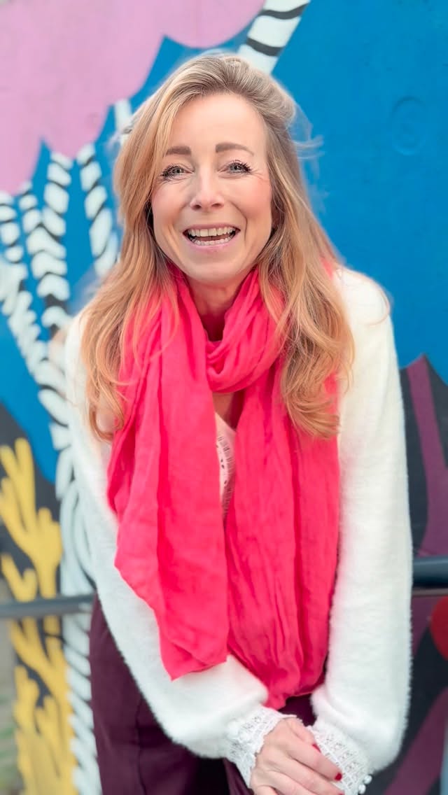 Ich freue mich auf den 2. November 25 und die kleine feine Messe im @salon_hamburg 💕 ab 13 Uhr.

Außerdem dabei sind einige meiner Favorit-Dienstleister aus der Hochzeitsbranche:
@veronikakrebs.photo 
@rooksandrocks 
@cherryliciouscp 
@makeup_byjennykruse
@beyond_tales_ @die_guten_tage  @mypaperlove.de @tanzstudio_goldenground @getont_dj_agentur @beautyconcept_hamburg #hamburg #hochzeitssängerin #freietraurednerin #eventsängerin