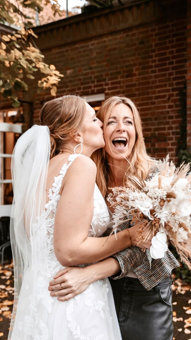 Die Chance auf ein ‘JA’ in diesem Moment ist einmalig.✨ 
Was würdest du dir versprechen lassen am Tag der Tage?

Video: @alexandraundalex 💛
Foto: @nadinevonbrachtphotography 🧡 
👰🏻‍♀️ @jasmin921994
Brautkleid @bridedresslove 🤍
Location @kliemannsland 🌻

#traurednerin #hamburg #freietrauung #sängerinhamburg #traurednerinhamburg