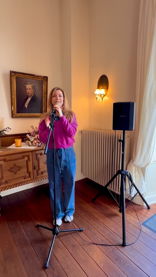 🎶 ‚Dein ist mein ganzes Herz‘ 💕

Location @gut_bliestorf 💛
Die gute Fee @gutefee.anni 🫶🏻
Blumen @zaubernussreinfeld 🌸

#traurednerin #sängerinhamburg #hochzeitssängerin #eventsängerin #freietraurednerinhamburg