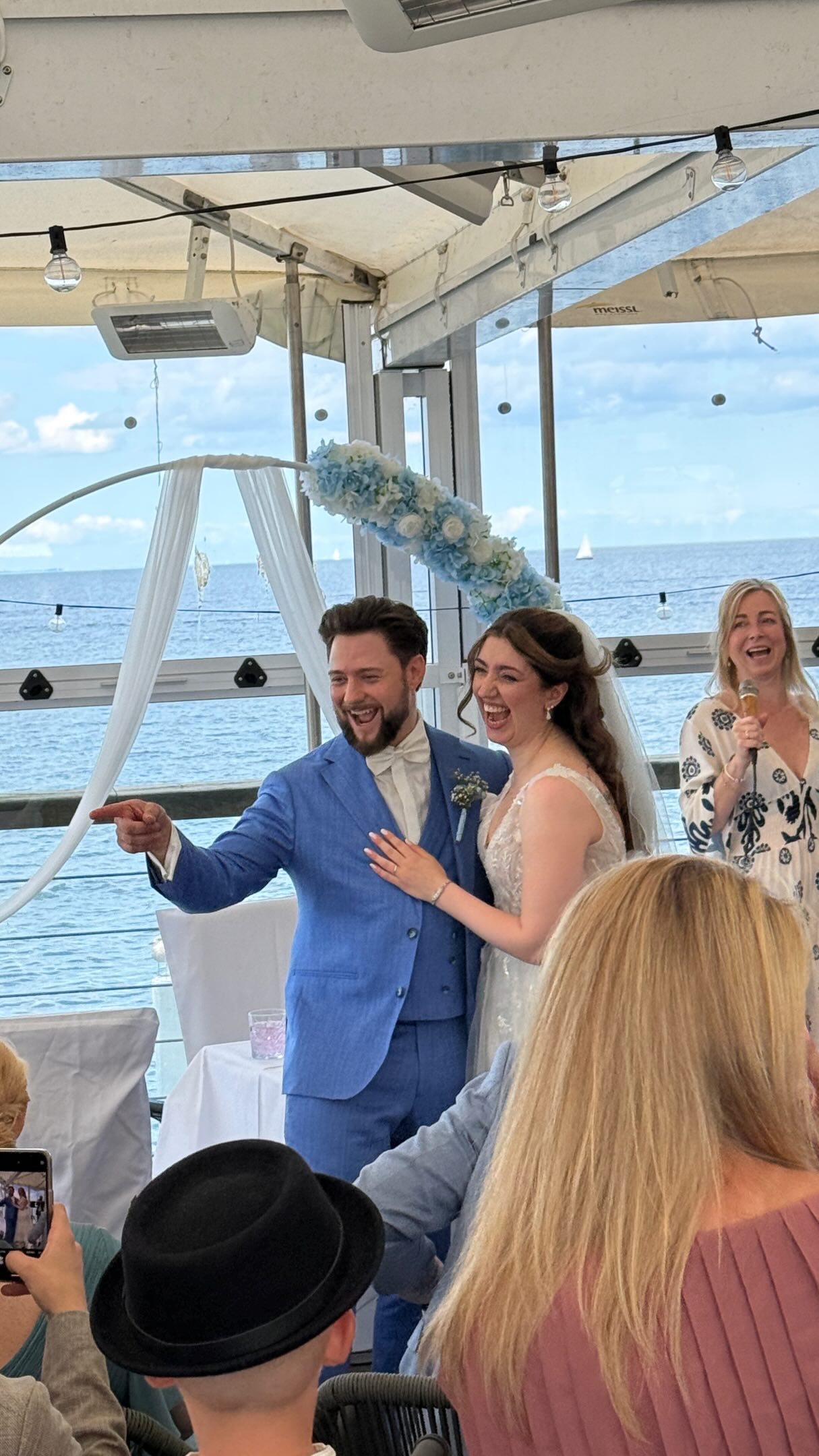 Cheek to Cheek. Und ziemlich glücklich dabei! 🥂☀️ 
Manchmal braucht ein Sektempfang nicht viel. 
Sonne, vorbeiziehende Schäfchenwolken, die richtigen Menschen und ein bisschen Live-Musik. 
Cheers to you, @_linabartel_ 💞
Danke @dj_justfred fürs 🎥!
Location: @wolkenlostdf 

#sängerinhamburg #freietraurednerinhamburg #eventsängerin #freietrauung #hochzeitssängerinhamburg