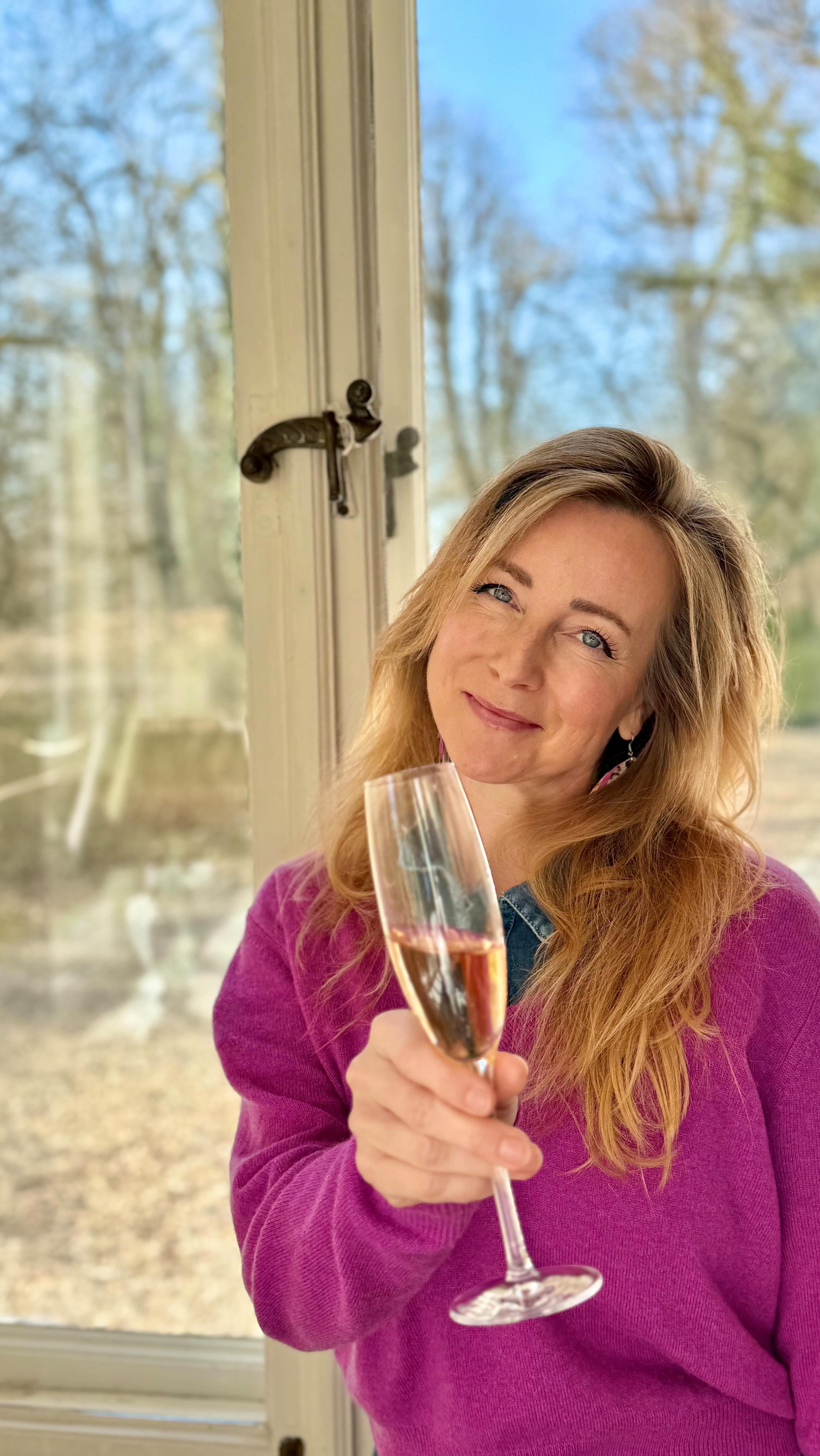 Schon jetzt Ohrwurm der Saison ❣️
🎶 #märchenaushollywood 💕 
Danke für die schöne Zeit @gutefee.anni 🫶🏻
Location @gut_bliestorf 🌻
Blumen @zaubernussreinfeld ✨

#hochzeitssängerin #freietraurednerinhamburg #hamburg #sängerinhamburg