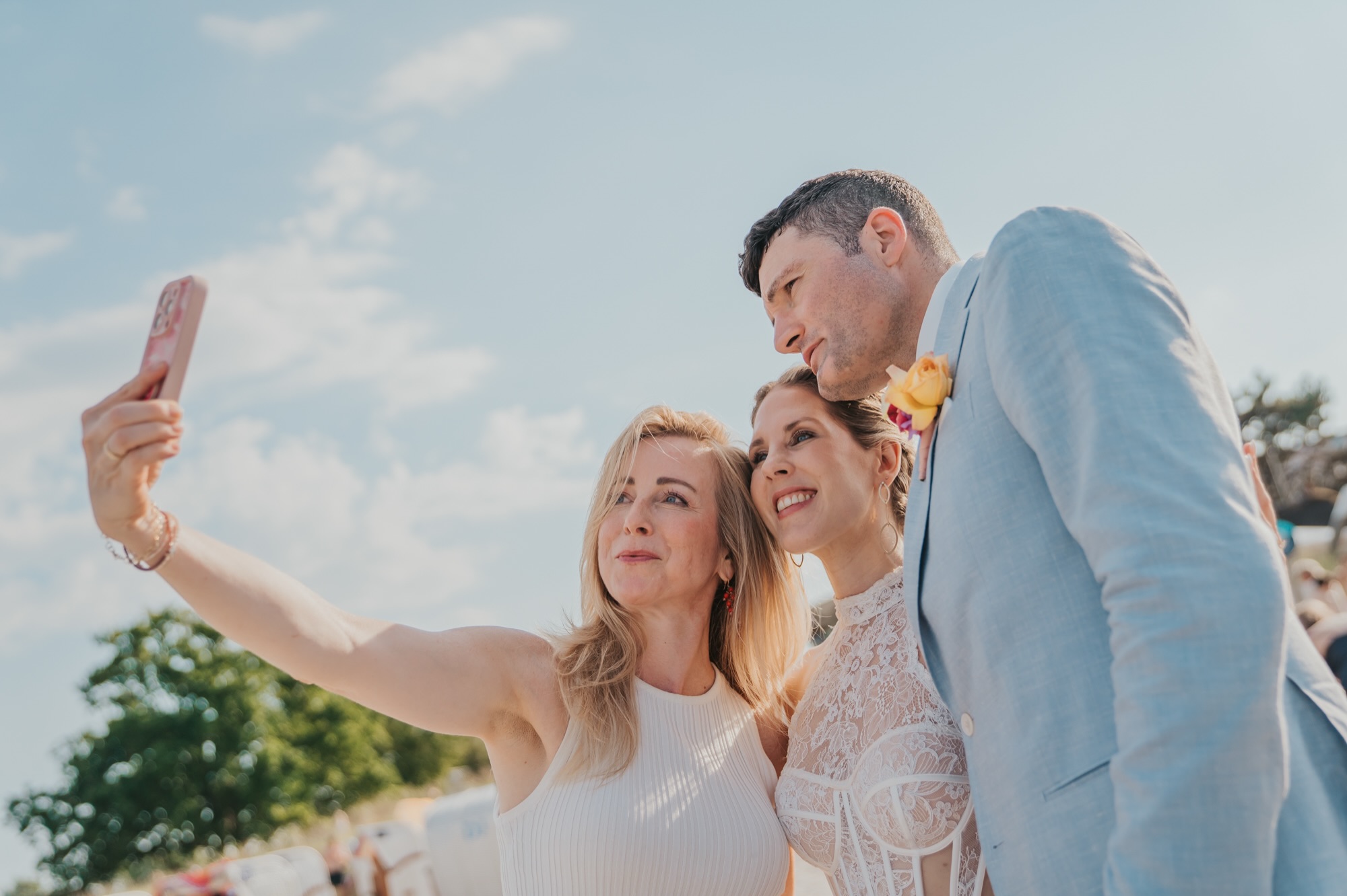 Die Trauung ist geschafft. 🧚
Die Aufregung fällt langsam ab, das Herz hüpft vor Glück, und ich bin erfüllt bis zum Himmel. ☀️ 

Dann kommt einer meiner Lieblingsmomente: das Selfie mit dem Hochzeitspaar. 🤳 
Danke, @claudia_tretschock , dass du genau diesen Augenblick so wunderbar eingefangen hast. 💛

Location @dasleoscharbeutz 🫶🏻